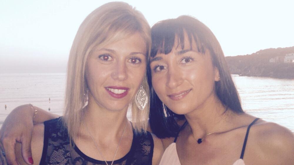 Deux femmes, blonde et brune, réunies au bord de la mer