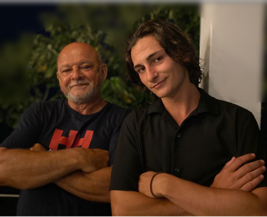 Deux hommes de générations différentes, réunis côte à côte