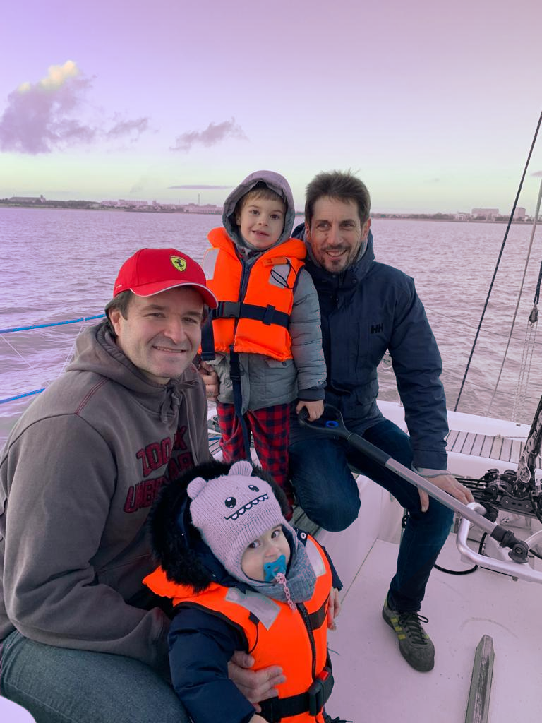 Deux hommes et deux enfants réunis sur un bateau
