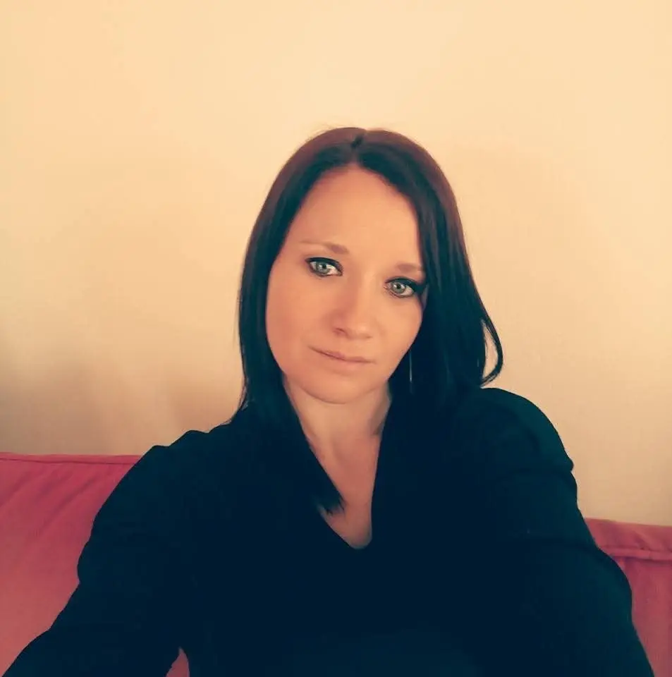 Portrait d’une femme brune qui tient en apparence