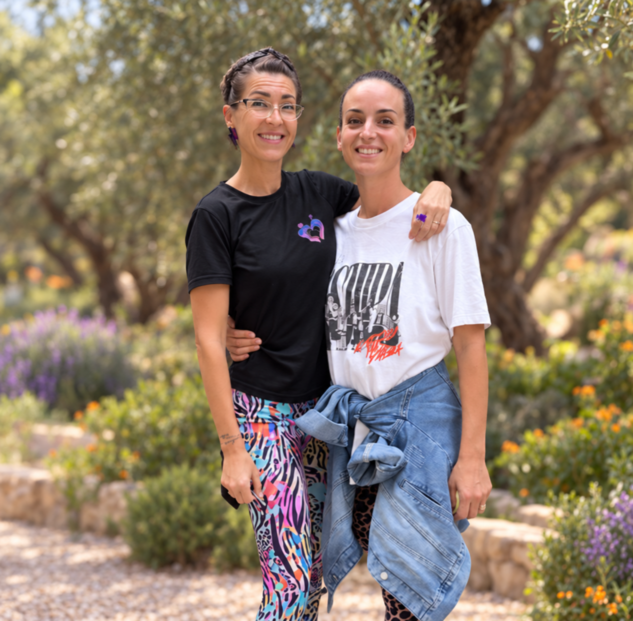 Julia et une femme, souriantes devant des oliviers